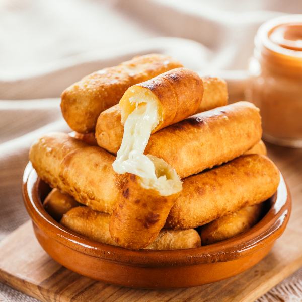 Dedos de Queso Panetón con Salsa de Ajo (Porción - 6 Unidades)